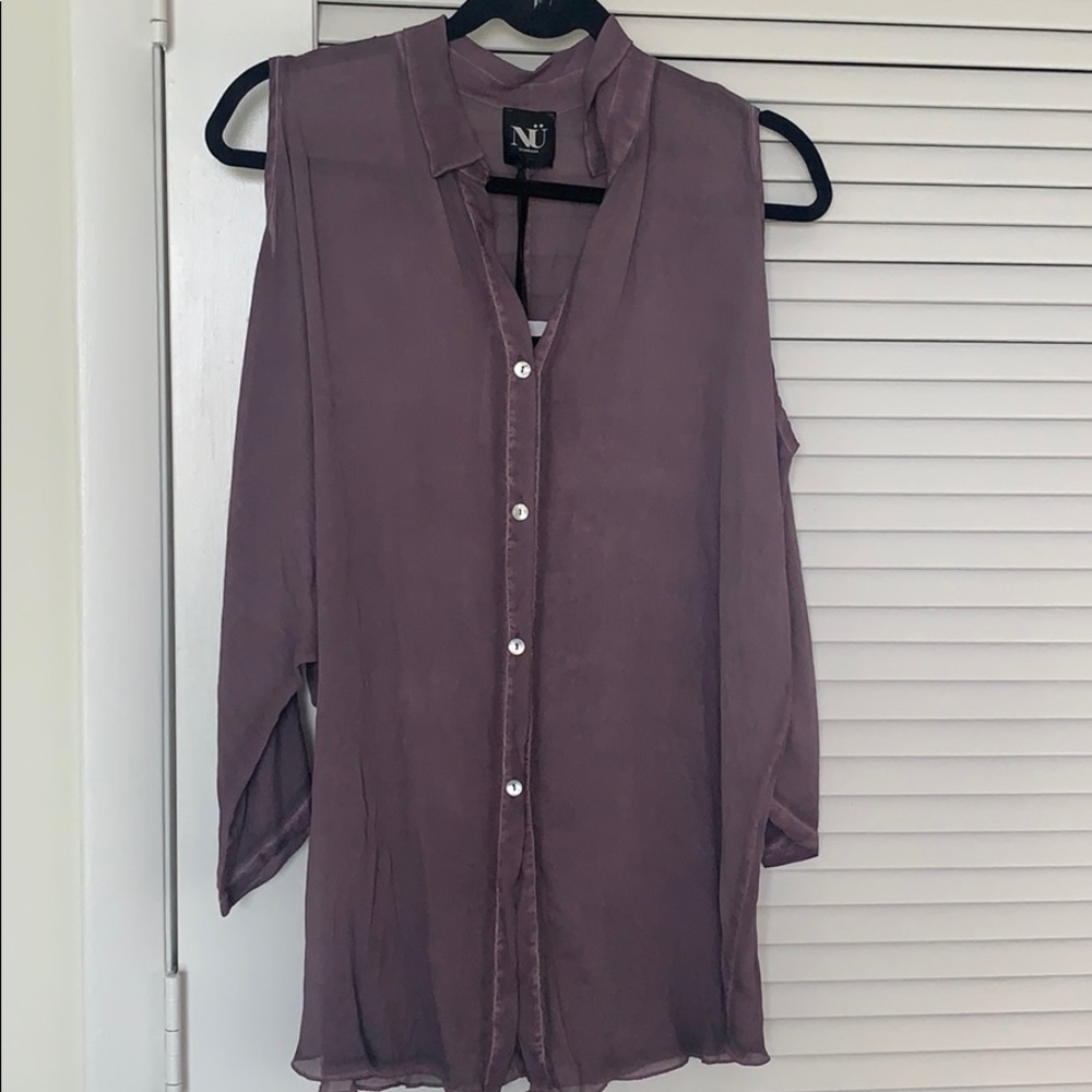 Blouse with open shoulders.